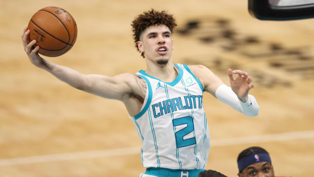 lamelo-ball-hornets-pass-2